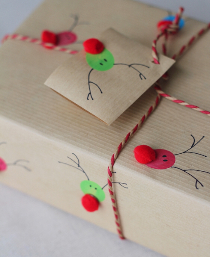 emballer cadeau, exemple emballage noel avec papier kraft et motif rudolphe le renne dessiné au pompon rouge en guise de nez