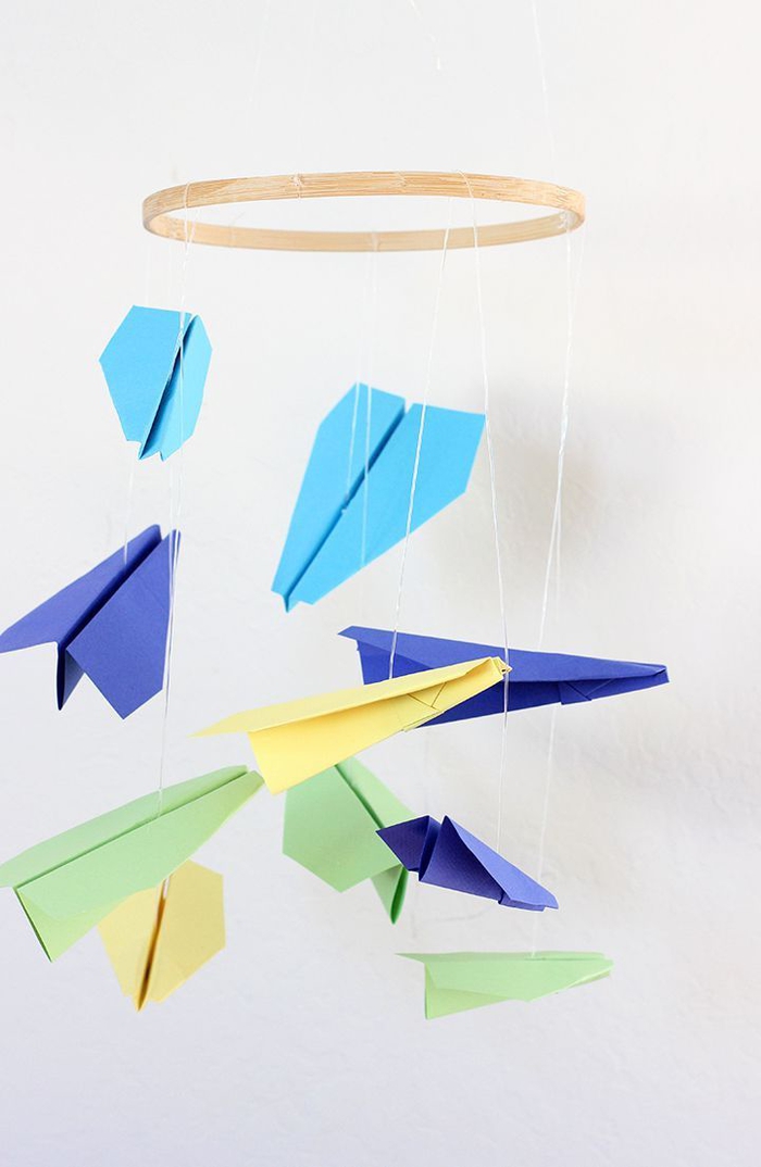 comment réaliser un mobile avec des avions en papier en suspensions pour une chambre d'enfant de rêve