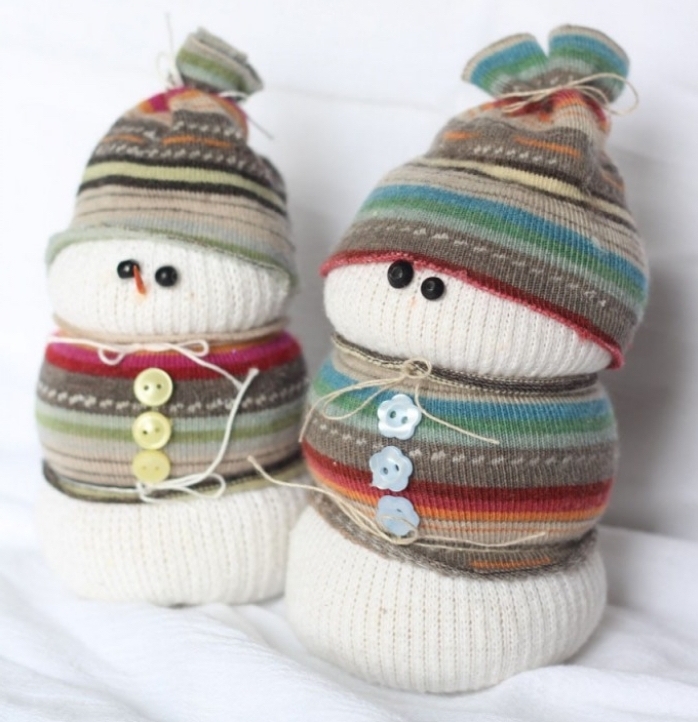 activités manuelles 6 12 ans, décoration de noel à fabriquer pour adultes, bonhomme de neige blanc avec écharpe et bonnet marron