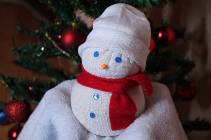 bonhomme de neige chaussette, petite figurine en chaussette avec écharpe rouge en tissu et yeux bleus
