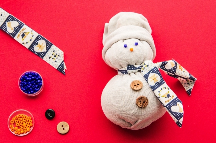 activité manuelle bonhomme de neige, projet créatif pour enfant, diy bricolage pour la déco de Noël facile
