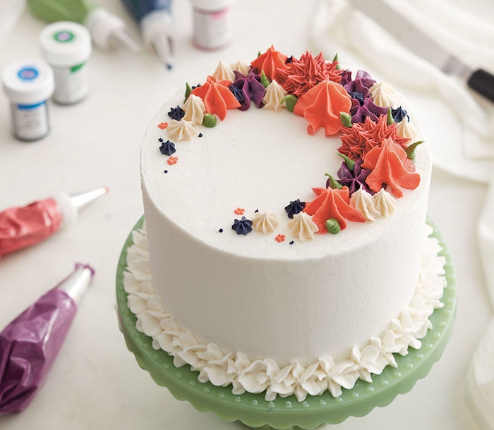 comment faire un glacage, gâteau ganache blanc avec décoration de glaçage au beurre coloré, façon fleurs