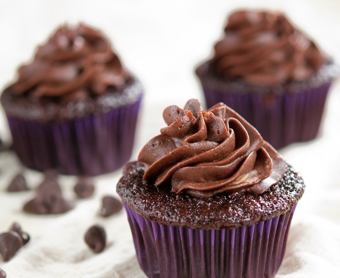 comment faire un glacage simple au chocolat pour décorer ses cupcakes au chocolat, caissettes à muffins violets