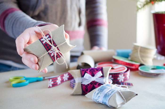 comment emballer un cadeau, exemple de petites boites cadeaux en rouleau de papier toilette recyclé, décoré de ruban et noeud en ficelle