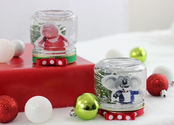 activités manuelles noel pour enfants inspirés des personnages de l'animation tous en scène, des bocaux en verre transformés en boules à neige originales