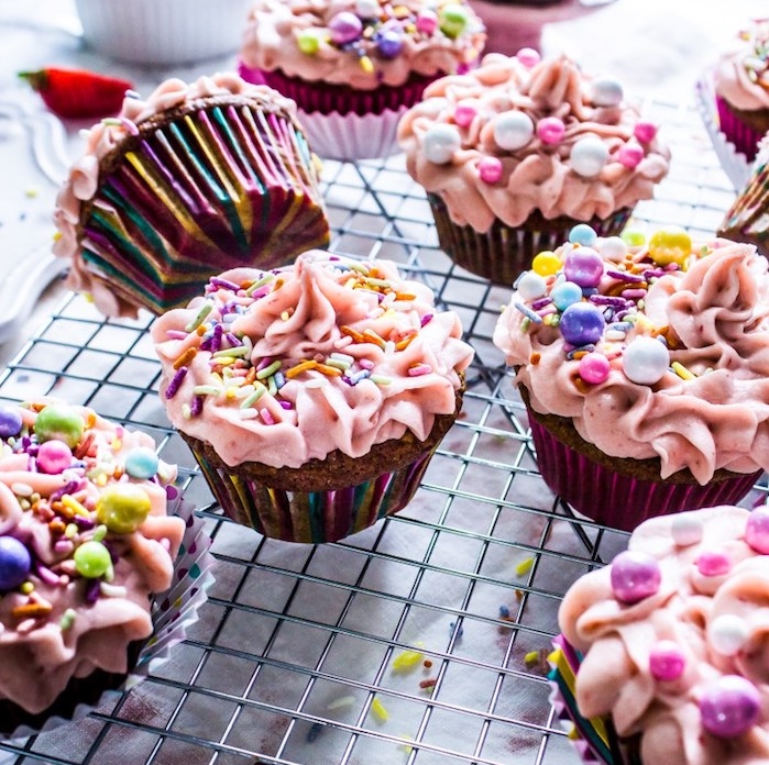 comment faire un glacage rose sur un cupcake au chocolat avec décoration de vermicelles colorées