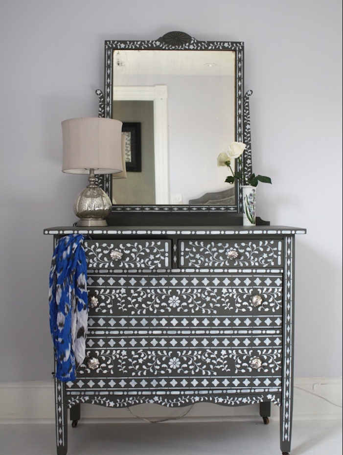 meuble relooké au pochoir, couleur peinture pour meuble noire et motif floral blanc, boutons vintage et miroir baroque, coiffeuse retro