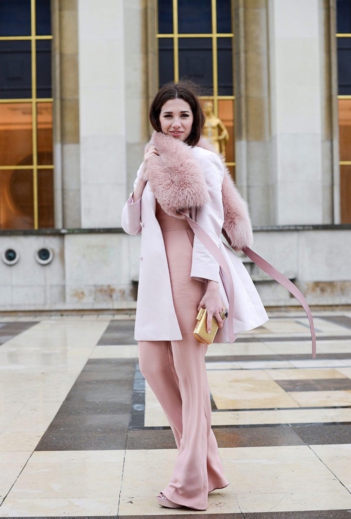 idee pour s habille, le rose pastel dans la tenue d'hiver pour femme, manteau et écharpe en faux fur de nuance rose
