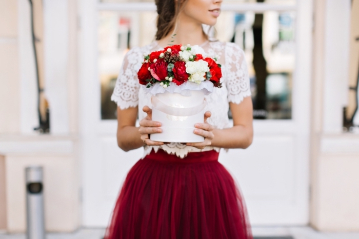comment s habiller pour un mariage, modèle de jupe tutu en bordeaux combinée avec top crop blanc en dentelle florale et manches courtes