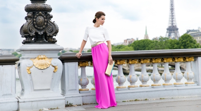 robe invitée mariage, jupe longue à taille haute combinée avec chemise blanche et ceinture dorée