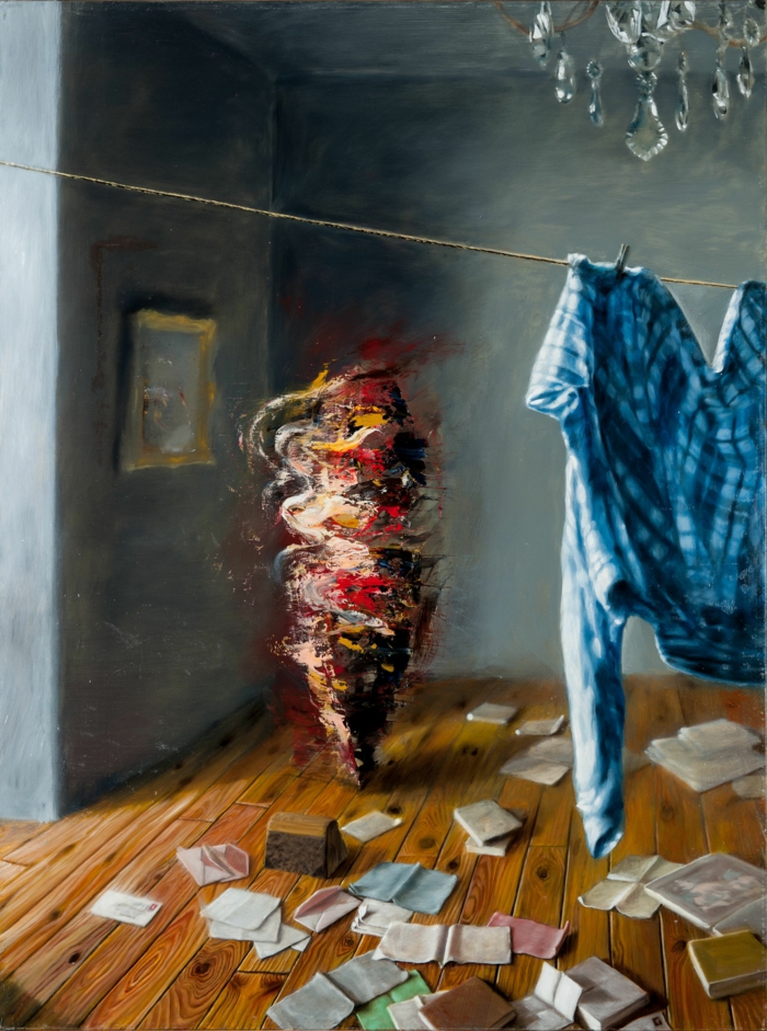 art contemprain artiste Grégory China une chambre avec un tourbillon en rouge, jaune et noir, qui tourne dans la chambre avec des papiers et des livres parsemés par terre et une chemise à carreaux bleus et blancs suspendue pour sécher 