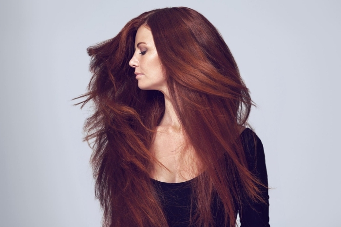 cheveux auburn naturel, soin beauté pour cheveux longs et sains, coloration naturelle de nuance rouge brun