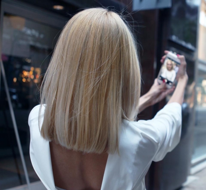 carré long, coiffure de cheveux longs et raids, coloration blond tendance femme, modèle de robe blanche à dos nu