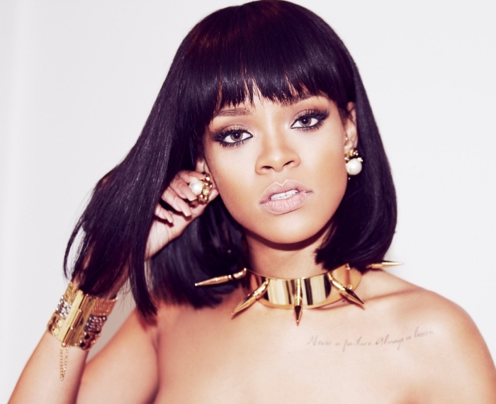 coupe carré long, coiffure célébrité de Rihanna, manucure ongles longs à vernis nude, coupe de cheveux avec frange femme
