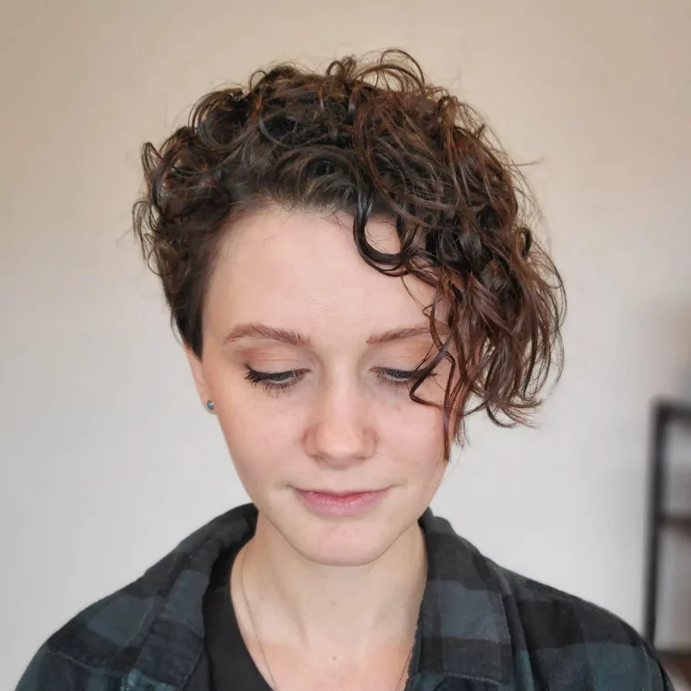 coupe courte asymetrique femme avec raie sur le cote bixie cheveux