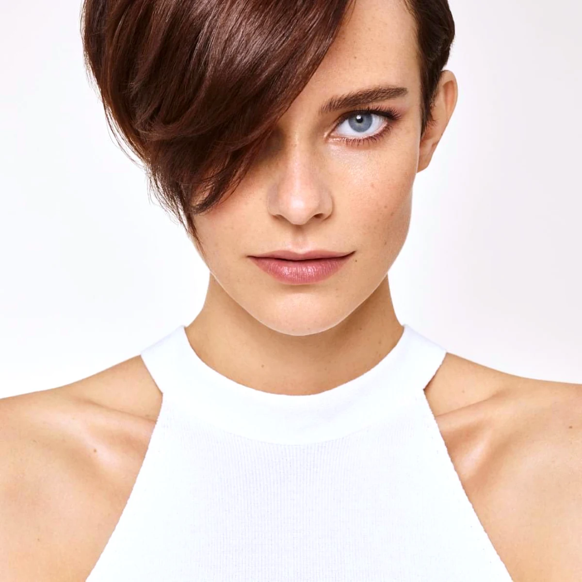 coupe courte frange asymetrique femme brune top blanc