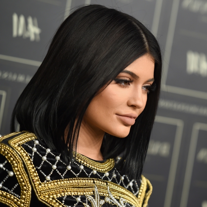 coiffure carré long, Kylie Jenner aux cheveux mi-longs et noirs, maquillage naturel au rouge à lèvre nude