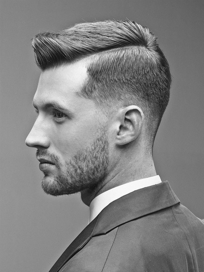 une coupe cheveux homme asymétrique avec sidecut