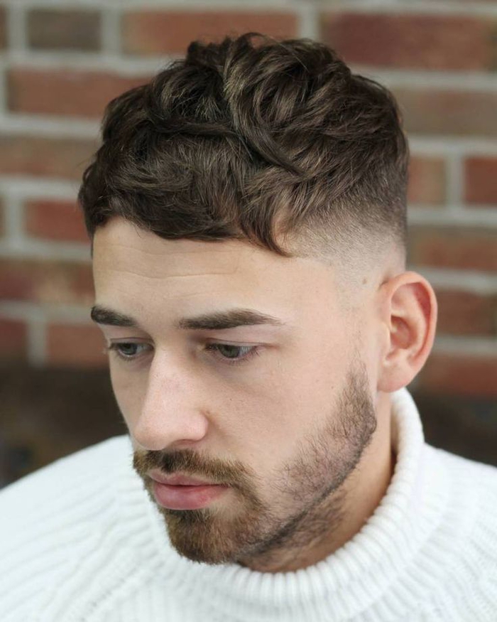 une coupe homme rasé coté tendance avec un dégradé haut à blanc et des cheveux plus longs sur le dessus qui se termine en frange courte