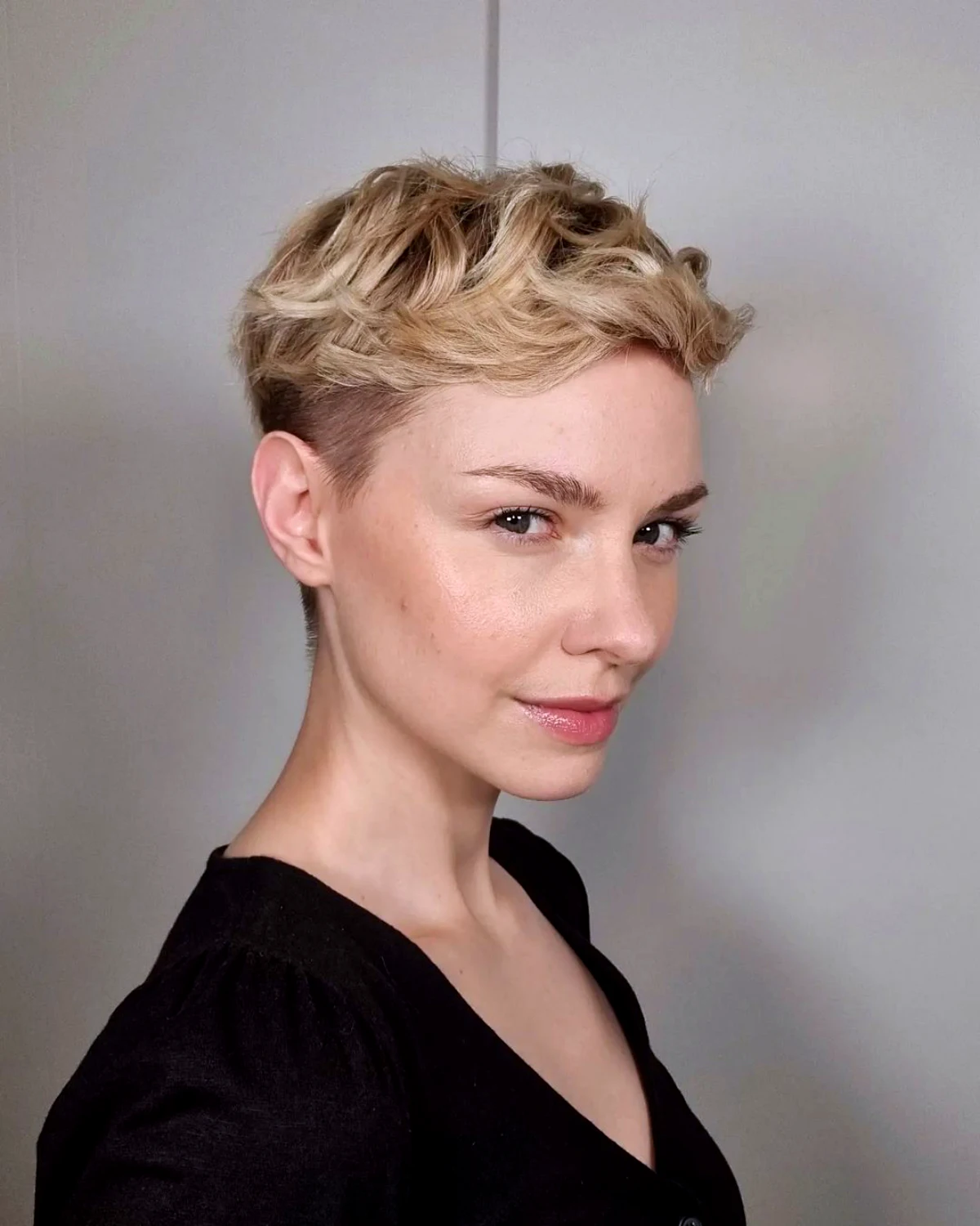 coupe moderne 2024 tres courte femme blonde