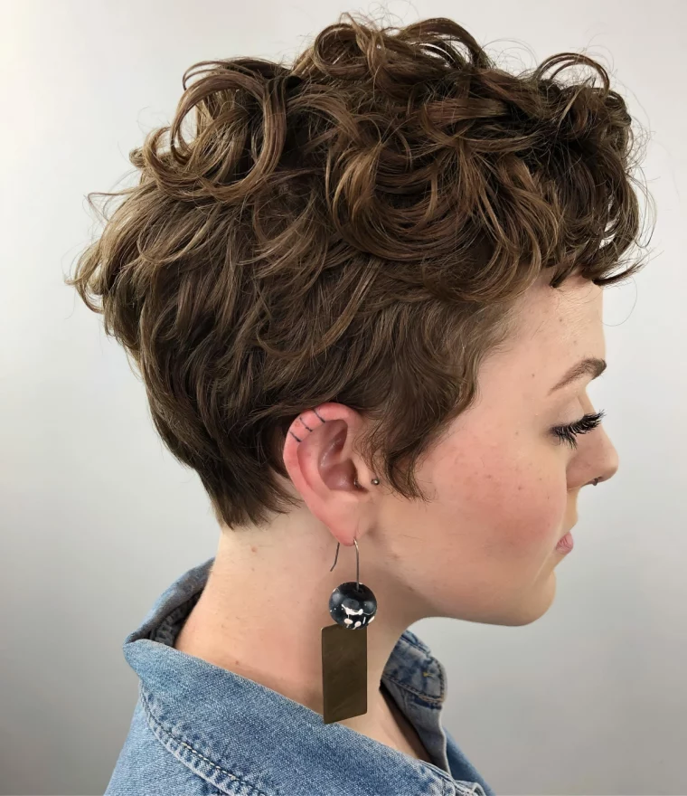 coupe pixie court avec nuque en forme de v cotes degrade taper cut