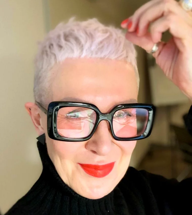 coupe tres courte femme 60 ans lunettes noires cheveux gris rose