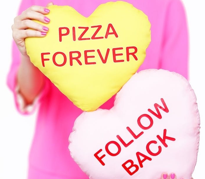 idée cadeau ado fille pour noel, coussins jaune et rose avec écriture rouge, suivez mois et pizza pour toujours