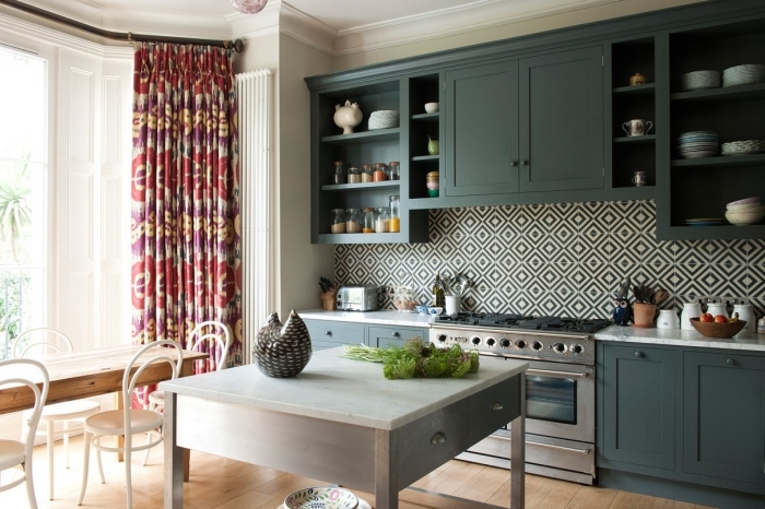 carreaux de ciment, meubles de cuisine en bois peints vert foncé, cuisine au plafond blanc et plancher en bois stratifié