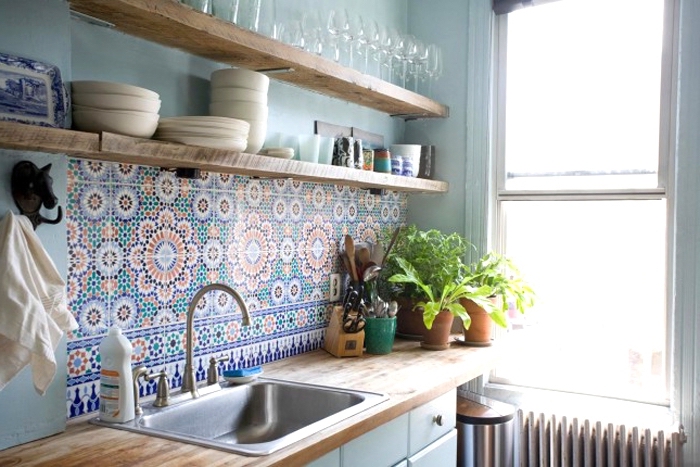cuisine carreaux de ciment, déco petite cuisine aux murs turquoise pastel et crédence multicolore