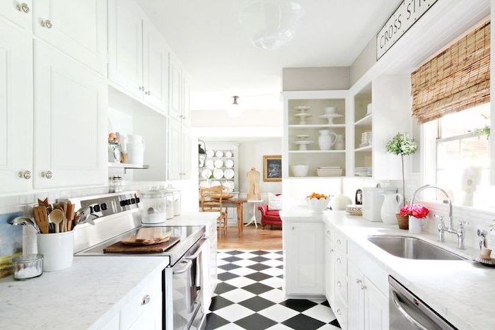 cuisine style campagne avec meuble cuisine blanc, plan de travail marbre, sol carrelage noir et blanc, électroménager inox
