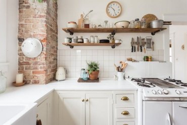 cuisine campagne chic avec pan de mur en briques carrelage blanc meuble cuisine blanc etagere en bois et metal ustensiles de cuisine exposés e1509451252850