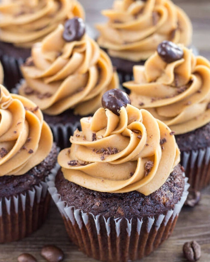 exemple de cupcakes au goût moca avec glaçage au beurre et café, idée comemnt faire un glaçage original