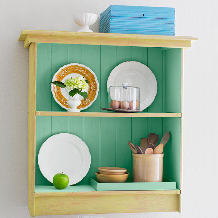 exemple comment customiser un meuble, peinture jaune a l exteireur et peinture verte a l interieur, petit vaisselier campagne chic, rangement vaisselle et ustensiles de cuisine
