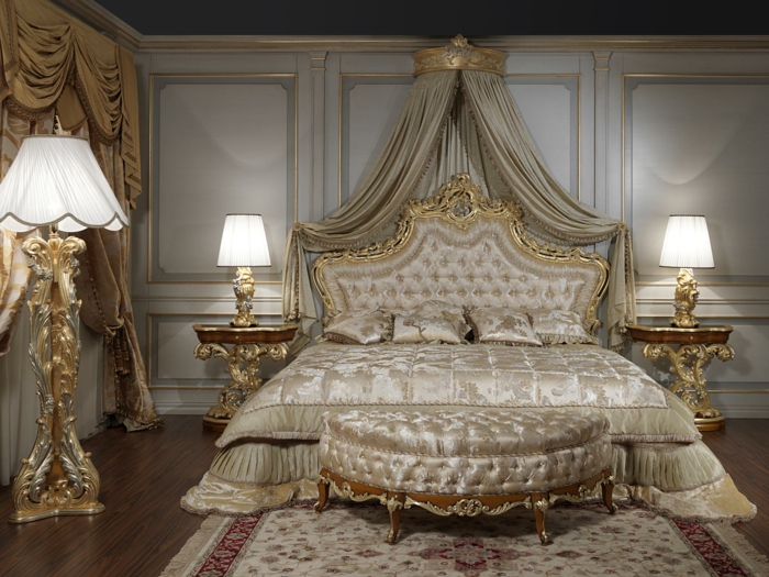 deco chambre baroque, banquette de lit courbée, deux lampes de chevet, grande lampe de sol