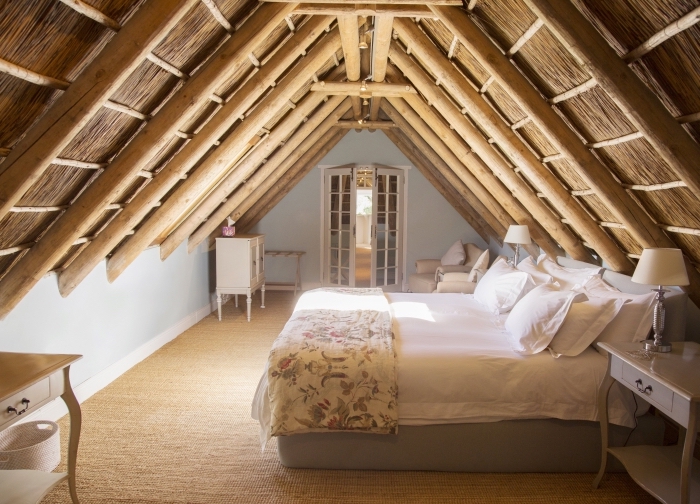 comble aménagé, chambre à coucher aux murs bleu clair avec plafond en bois et meubles de style vintage