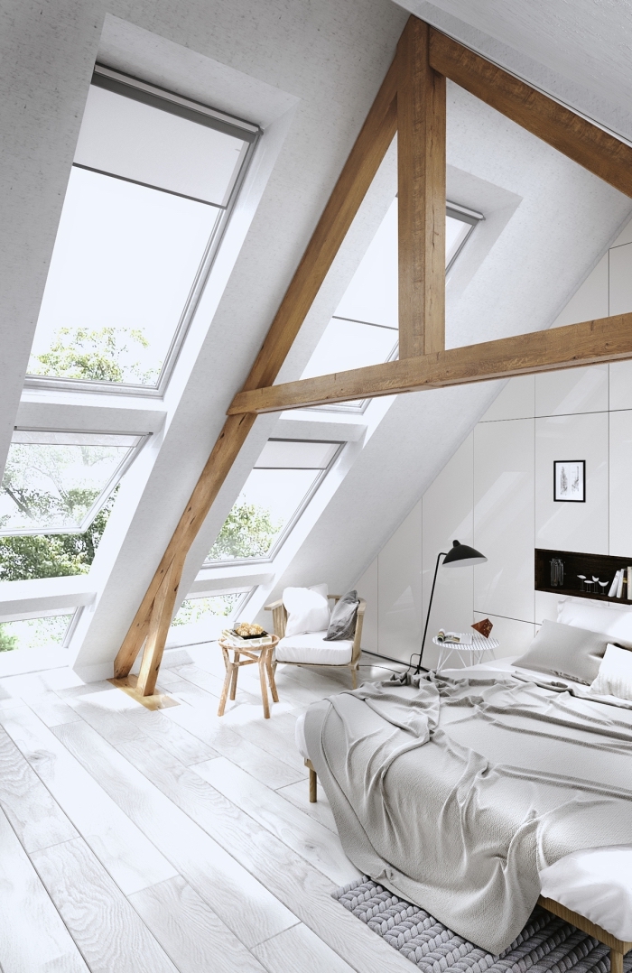 chambre sous combles, déco d'intérieur en blanc et bois, meubles de bois clair et plancher de bois peint blanc
