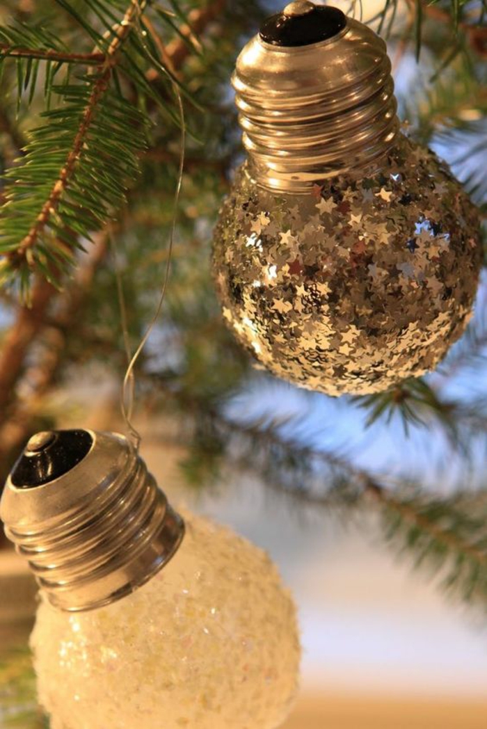 décoration de noel à faire soi même avec des petites ampoules lumineuses en forme de poires, décorées avec des petites étoiles couleur argent et des éléments blancs qui imitent le gel sur le verre