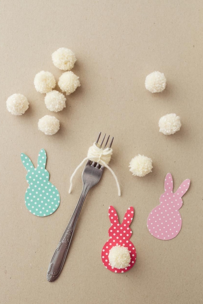 comment faire des pompons, diy guirlande décorative pour Pâques avec lapins en papier coloré