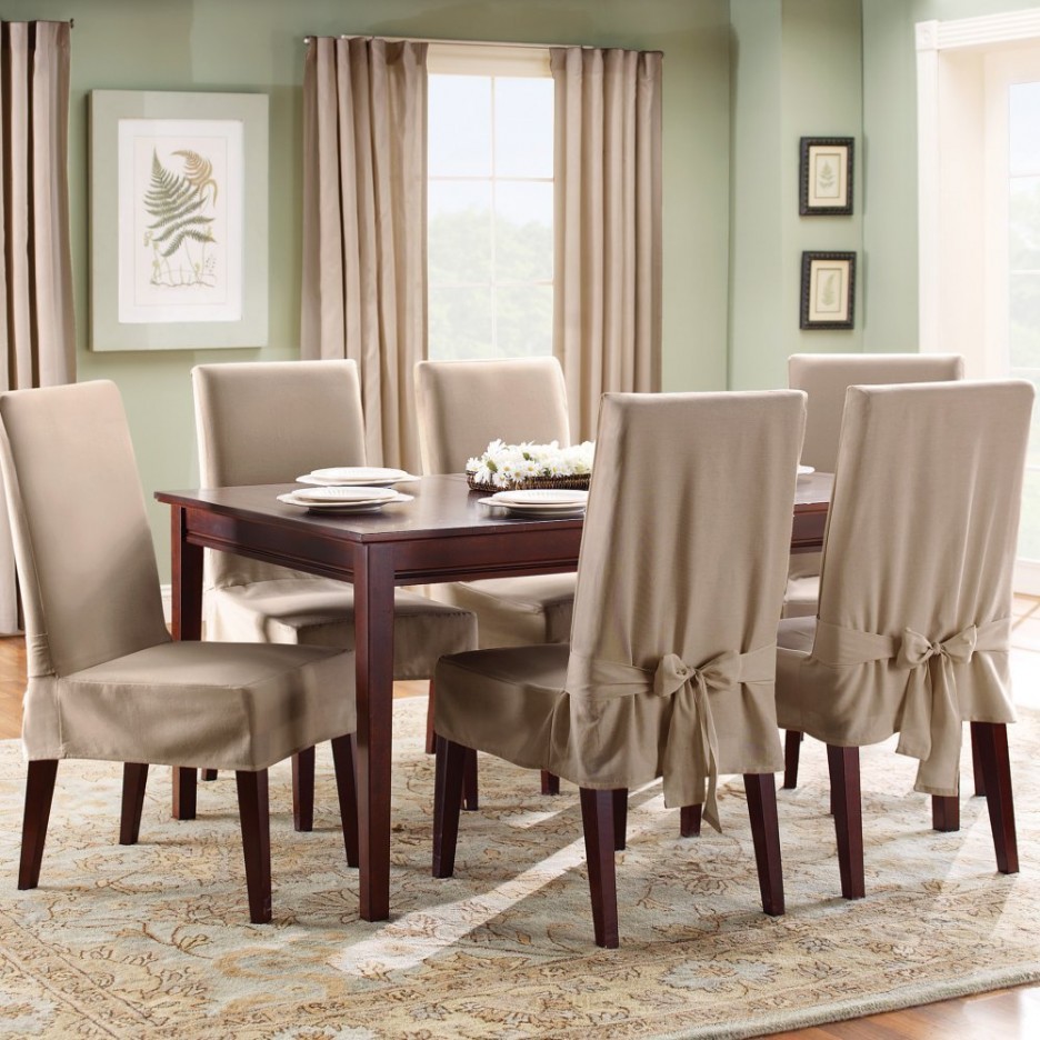 idee deco salle à manger couleur verte, table en bois massif et chaises en bois recouvertes de housses gris taupe