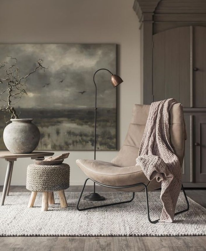 armoire et mur couleur taupe, chaise, tapis et couverture couleur taupe clair, table en bois et tabouret tricot