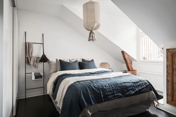 piece mansardée, décoration de chambre à coucher simple et moderne en style scandinave avec meubles en bois