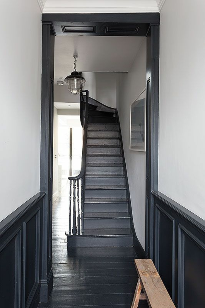 comment decorer un couloir en gris anthracite et blanc, escalier en gris anthracite, lampadaire en style industriel avec grande ampoule, banc en bois clair brut fait maison