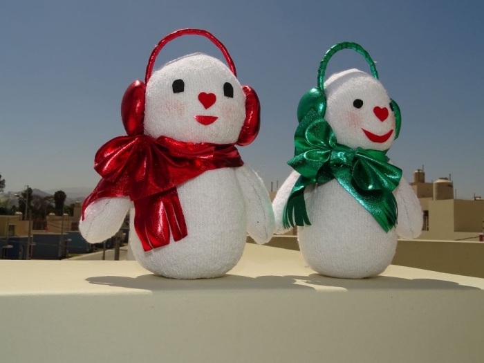 activité manuelle bonhomme de neige, diy pour noel avec chaussette blanche et tissu rouge éclatante