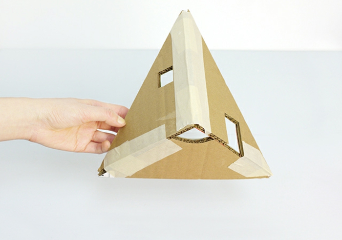 decoration de noel fait main, pyramide en carton, une pièce d'arbre de noel à bricoler