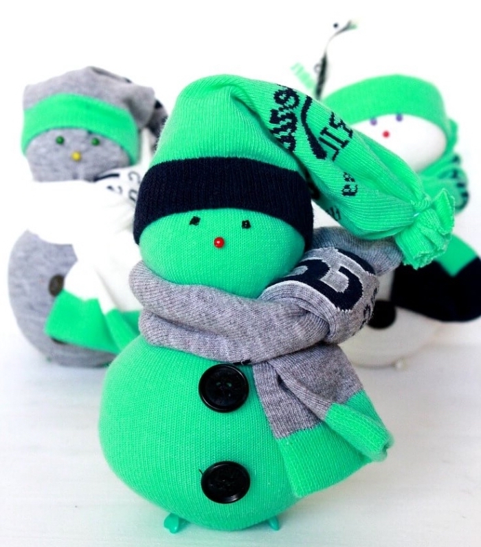 comment faire un bonhomme de neige, objet décoratif diy en chaussette vert avec écharpe grise
