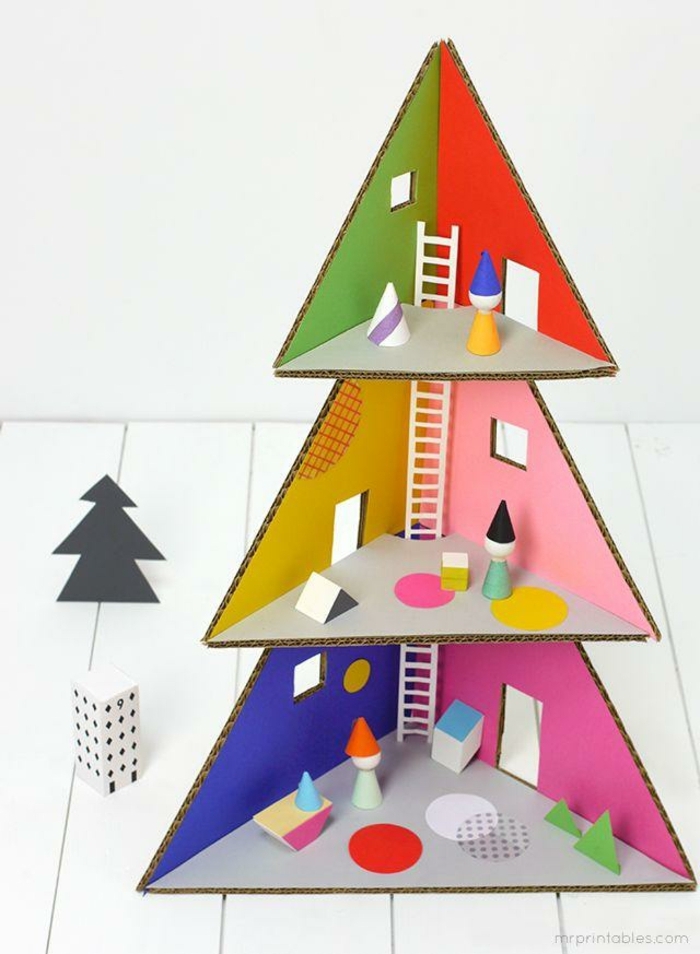decoration de noel fait main, arbre de noel en triangles de carton, maison de poupée