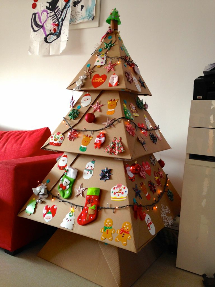 decoration de noel fait main, arbre de noel décoré de plusieurs jouets et de guirlandes