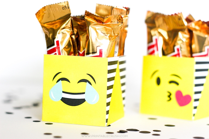 boites emoji jaunes remplis de twix ou autres gourmandises, cadeau de noel pour ado gourmand et original