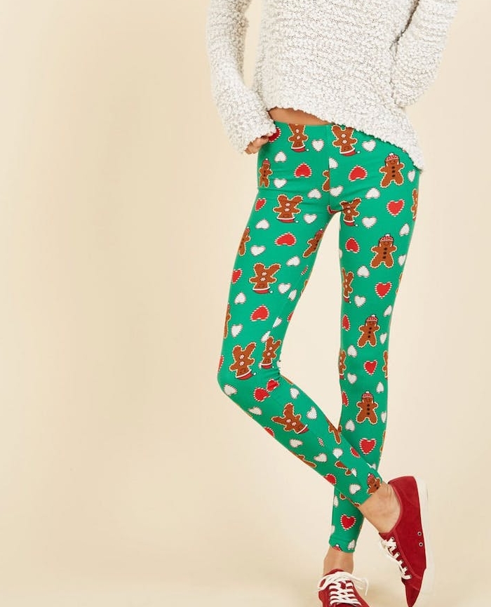 pantalons verts à motif bonhomme de pain d épices, pull blanc, chaussures de sport rouges, cadeau de noel pour femme