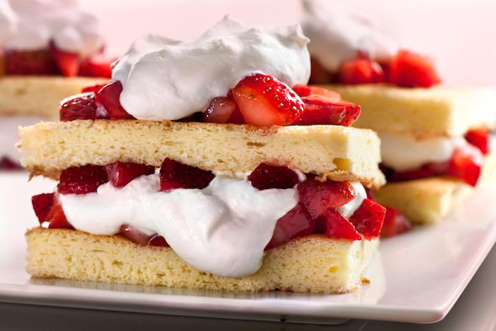 gateau de noel facile avec biscuit en génoise, fraises et crème blanche, idée de recette à réaliser soi meme